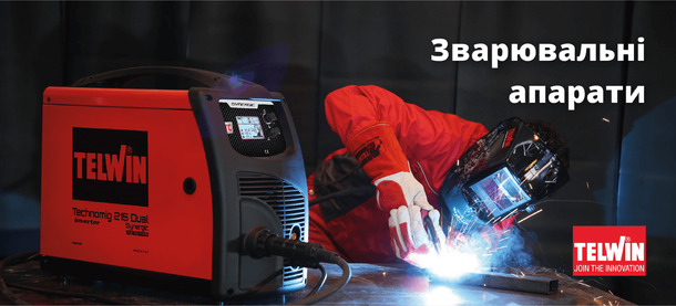 Сварщик пользуется новыми сварными аппаратами